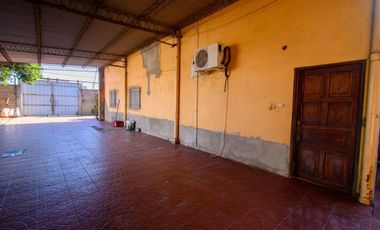 Gran casa familiar con patio verde. Casa y depto!