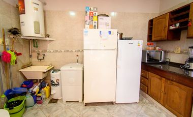 Gran casa familiar con patio verde. Casa y depto!