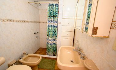 Gran casa familiar con patio verde. Casa y depto!