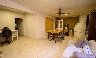 Gran casa familiar con patio verde. Casa y depto!