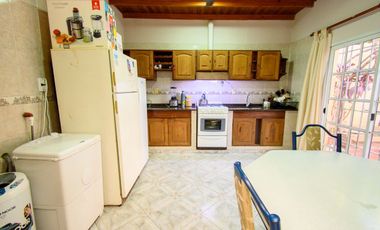 Gran casa familiar con patio verde. Casa y depto!