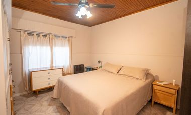 Gran casa familiar con patio verde. Casa y depto!