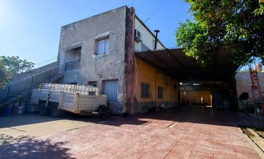 Gran casa familiar con patio verde. Casa y depto!