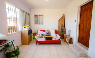 Gran casa familiar con patio verde. Casa y depto!