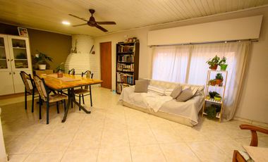 Gran casa familiar con patio verde. Casa y depto!