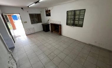 SE VENDE CASA SOBRE 2 LOTES EN SAUCE VIEJO