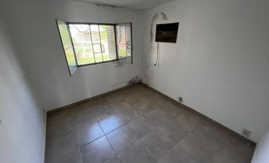 SE VENDE CASA SOBRE 2 LOTES EN SAUCE VIEJO