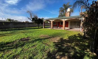 SE VENDE CASA SOBRE 2 LOTES EN SAUCE VIEJO