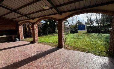 SE VENDE CASA SOBRE 2 LOTES EN SAUCE VIEJO