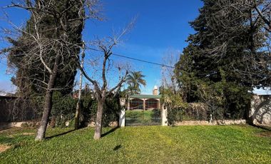 SE VENDE CASA SOBRE 2 LOTES EN SAUCE VIEJO