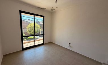 VENTA - CASA C/COCHERA  EN COSTANERA