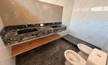 VENTA - CASA C/COCHERA  EN COSTANERA