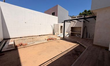 VENTA - CASA C/COCHERA  EN COSTANERA