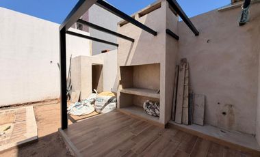 VENTA - CASA C/COCHERA  EN COSTANERA