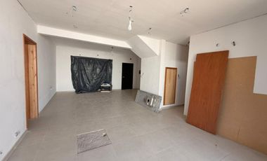VENTA - CASA C/COCHERA  EN COSTANERA