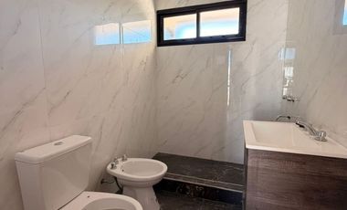 VENTA - CASA C/COCHERA  EN COSTANERA