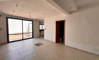 VENTA - CASA C/COCHERA  EN COSTANERA