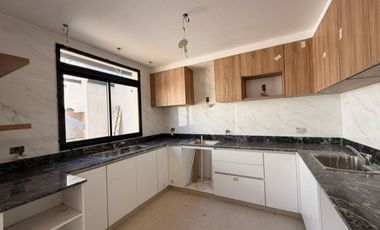 VENTA - CASA C/COCHERA  EN COSTANERA