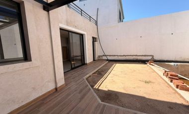 VENTA - CASA C/COCHERA  EN COSTANERA