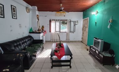 Venta de Casa con patio en Barranqueras.-