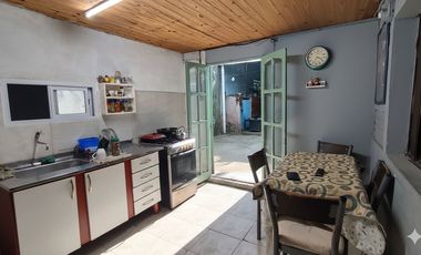Venta de Casa con patio en Barranqueras.-