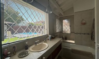 Excelente Casa en Beccar, venta, reciclada completamente, 3 dormitorios, pileta