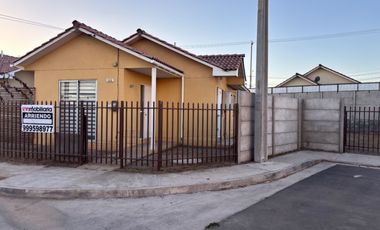 Casa independiente de un piso en arriendo c/ estacionamiento en Quillota