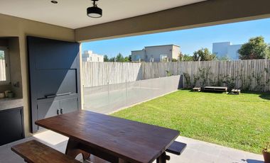 Casas de Santa María | Alquiler temporario | Divina casa de 3 dorm y playroom con galería y pileta