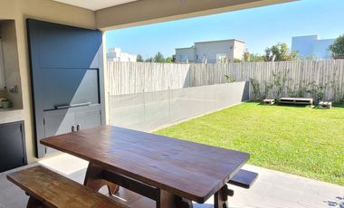 Casas de Santa María | Alquiler temporario | Divina casa de 3 dorm y playroom con galería y pileta