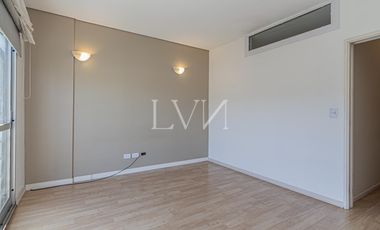 Venta Departamento  Triplex luminoso en Coghlan — ideal para vivir o como inversión