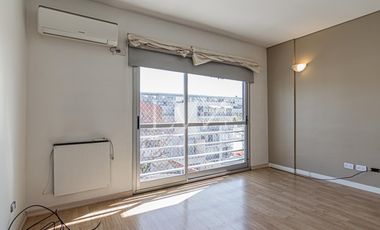 Venta Departamento  Triplex luminoso en Coghlan — ideal para vivir o como inversión