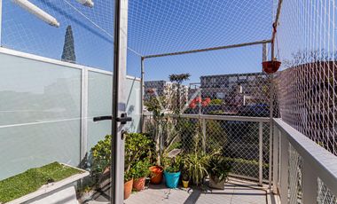 Venta Departamento  Triplex luminoso en Coghlan — ideal para vivir o como inversión