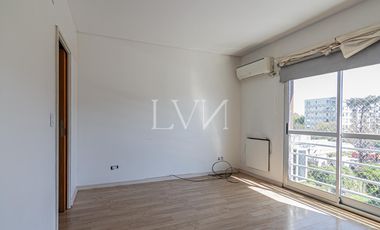 Venta Departamento  Triplex luminoso en Coghlan — ideal para vivir o como inversión