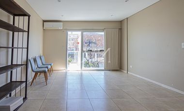 Venta Departamento  Triplex luminoso en Coghlan — ideal para vivir o como inversión