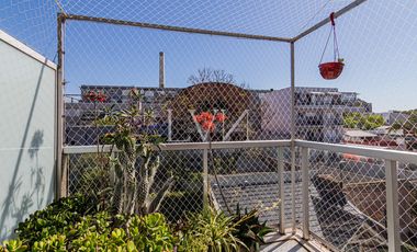 Venta Departamento  Triplex luminoso en Coghlan — ideal para vivir o como inversión