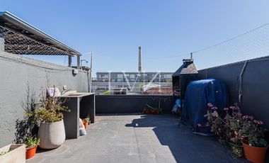 Venta Departamento  Triplex luminoso en Coghlan — ideal para vivir o como inversión