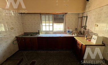 Galpón con vivienda a refaccionar en Wilde, Avellaneda