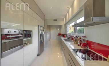 Casa en Venta de 4 dormitorios en suite en Saint Thomas Canning