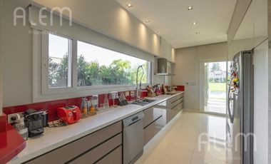 Casa en Venta de 4 dormitorios en suite en Saint Thomas Canning