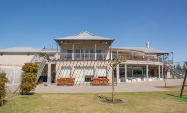 Casa en alquiler anual en Santa Bárbara, 4 dormitorios con 2 playroom, refaccionada