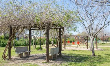 Casa en alquiler anual en Santa Bárbara, 4 dormitorios con 2 playroom, refaccionada