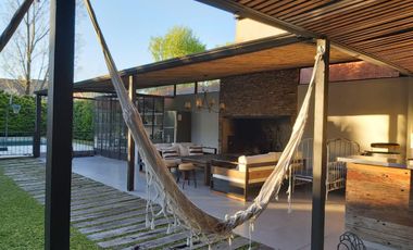 Casa en alquiler anual en Santa Bárbara, 4 dormitorios con 2 playroom, refaccionada