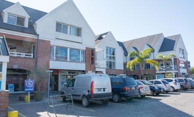 Casa en alquiler anual en Santa Bárbara, 4 dormitorios con 2 playroom, refaccionada