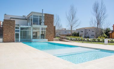 Casa en alquiler anual en Santa Bárbara, 4 dormitorios con 2 playroom, refaccionada