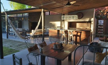 Casa en alquiler anual en Santa Bárbara, 4 dormitorios con 2 playroom, refaccionada