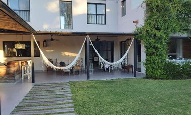Casa en alquiler anual en Santa Bárbara, 4 dormitorios con 2 playroom, refaccionada