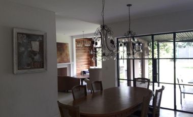 Casa en alquiler anual en Santa Bárbara, 4 dormitorios con 2 playroom, refaccionada