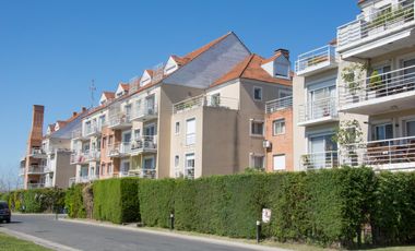 Casa en alquiler anual en Santa Bárbara, 4 dormitorios con 2 playroom, refaccionada