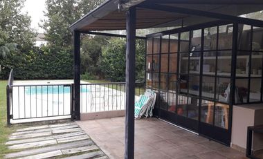 Casa en alquiler anual en Santa Bárbara, 4 dormitorios con 2 playroom, refaccionada
