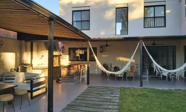 Casa en alquiler anual en Santa Bárbara, 4 dormitorios con 2 playroom, refaccionada